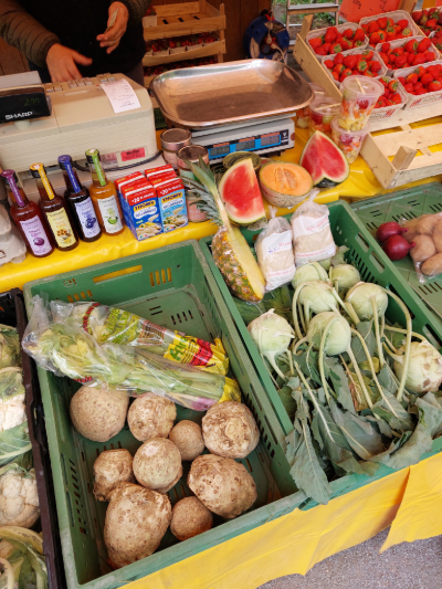 Marktstand mit Produkten der Region
